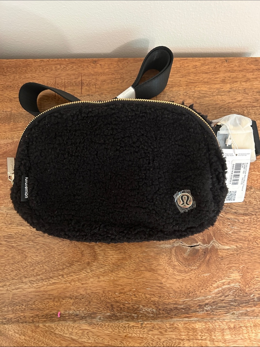 Lululemon Everywhere Belt Bag 1L
Fleece. Black/gold hardware NWT